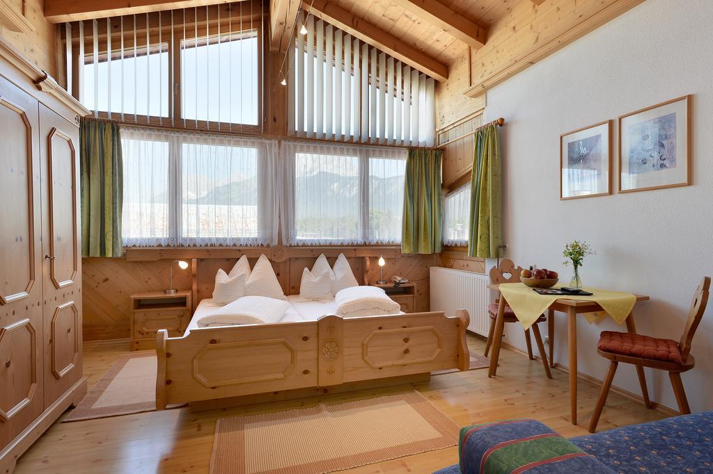 Hotel Theresia Garni Sankt Johann in Tirol Rom bilde